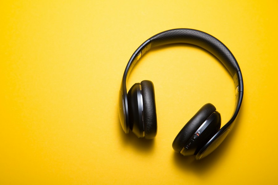 Auriculares sobre fondo amarillo