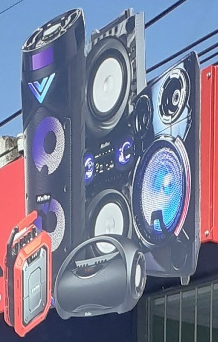 Parlantes de la línea de audio exhibidos en el cartel del local
